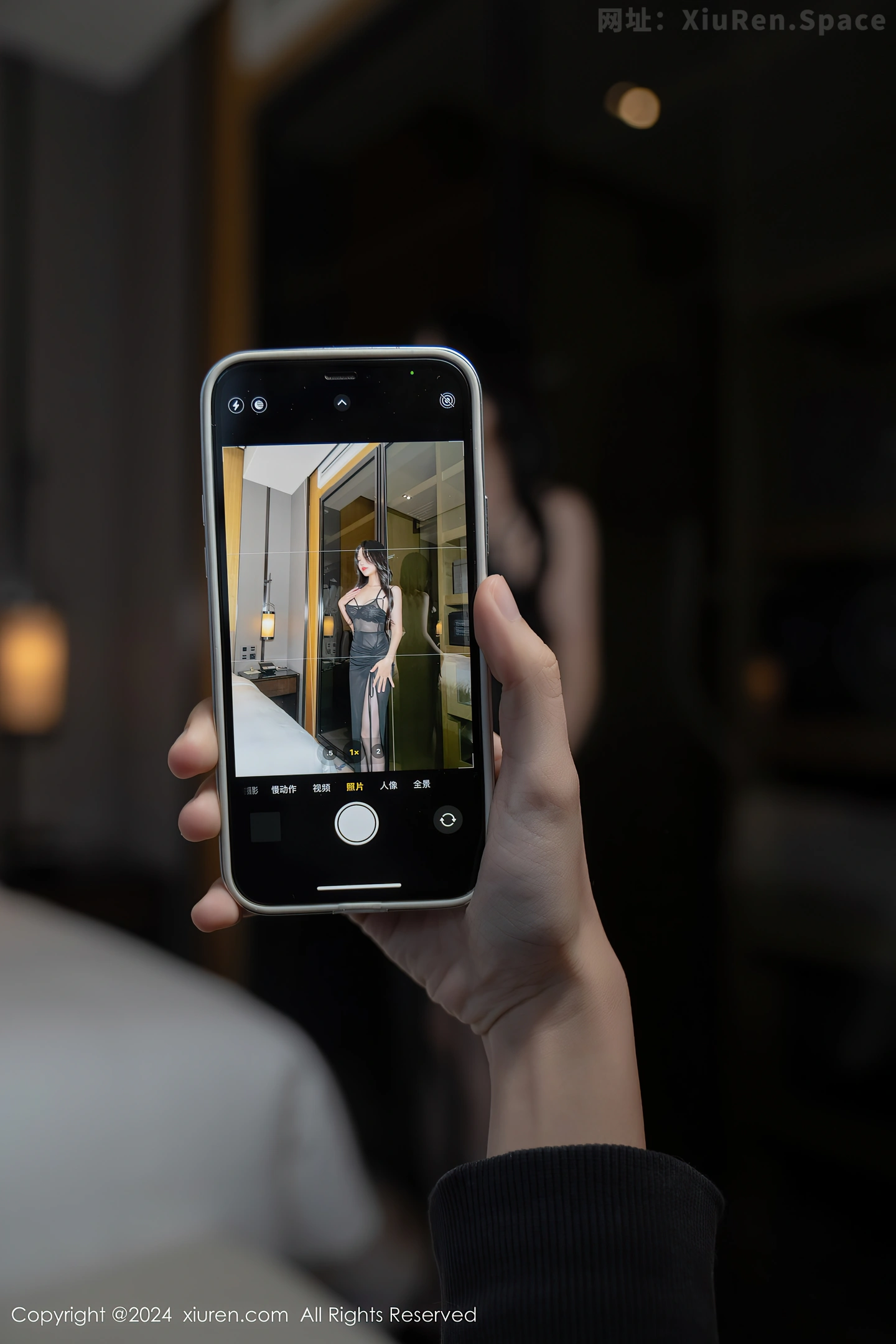 图片[2]-[XiuRen秀人网]VOL.8193 模特利世性感黑色蕾丝内衣配闪亮无内黑丝秀曼妙身姿诱惑写真80P-秀人网官方网站